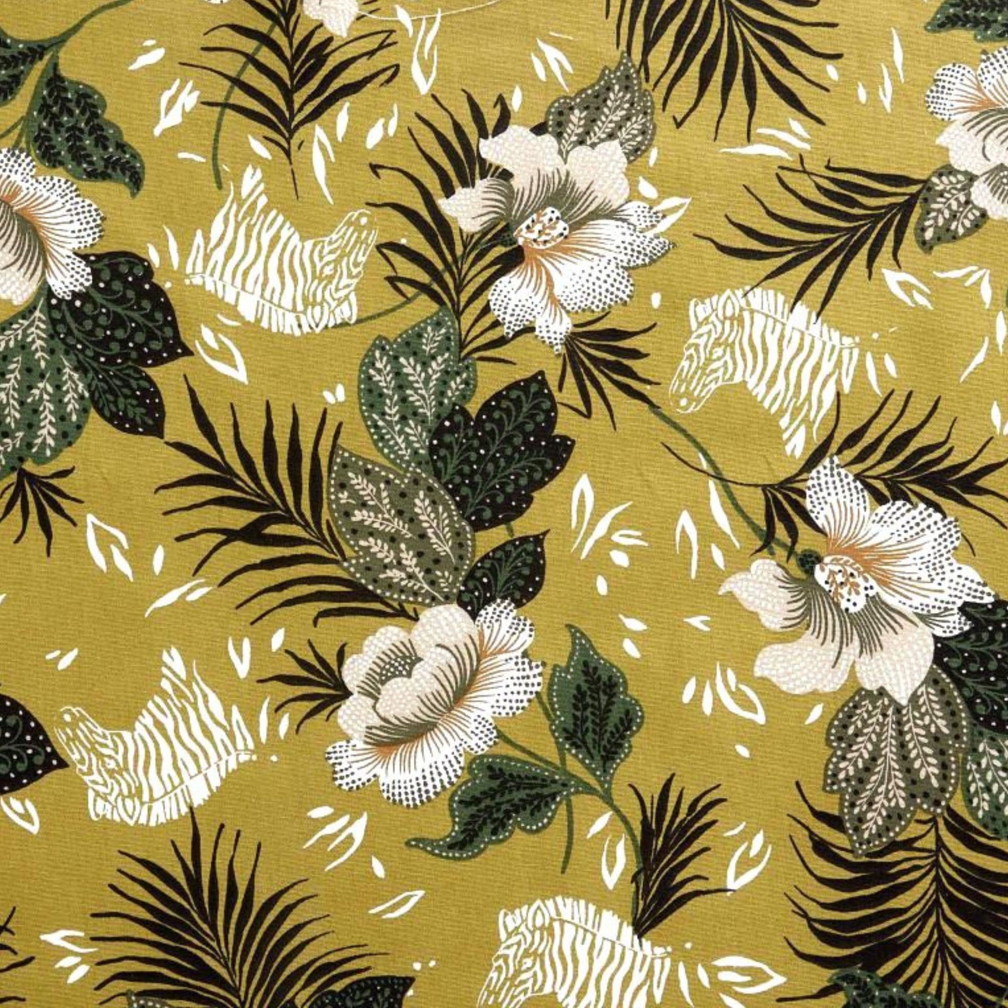 Loneta algodón estampada con flores grandes blancas y hojas verdes y fondo verde oliva — imagen 1