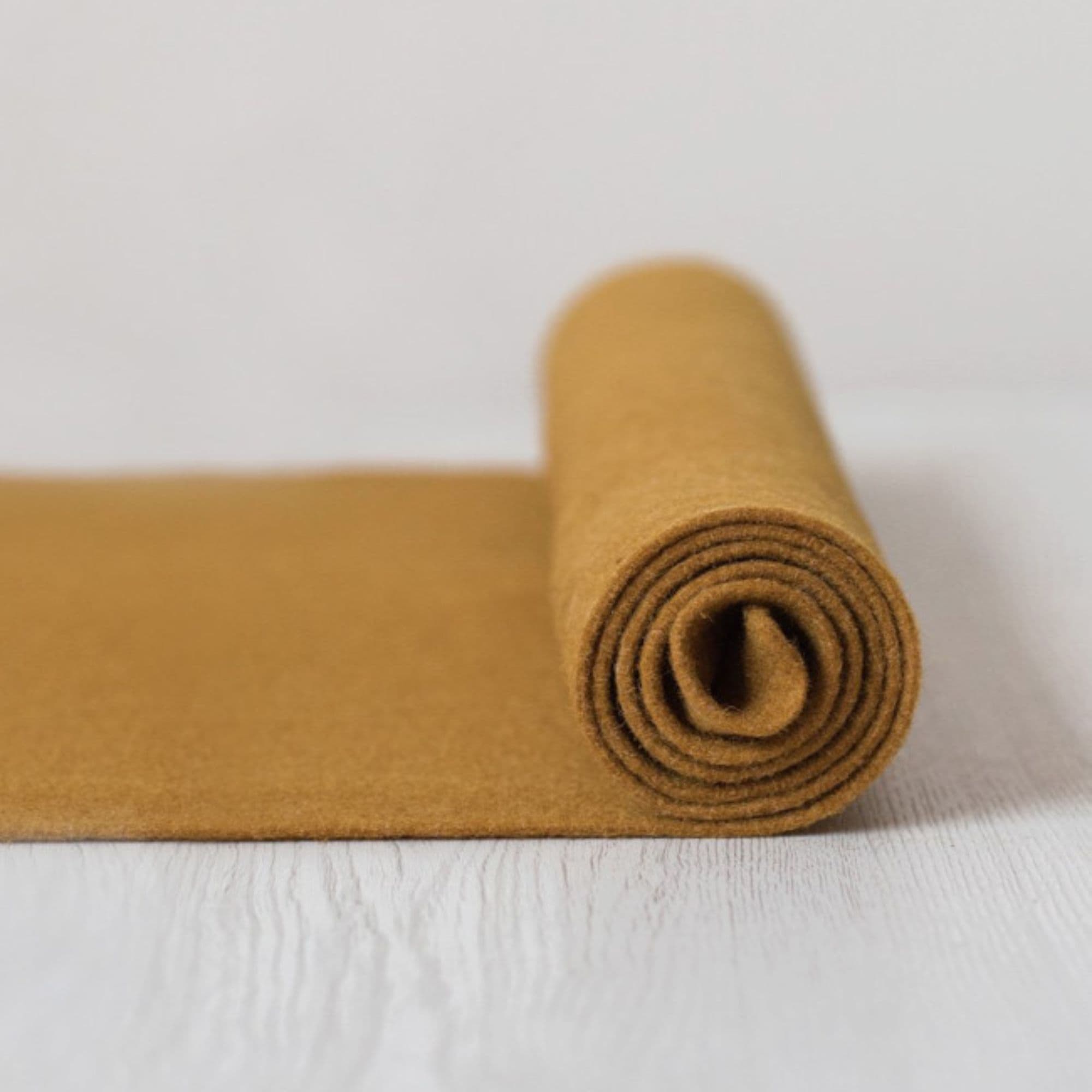 Fieltro de lana color safron — imagen 1