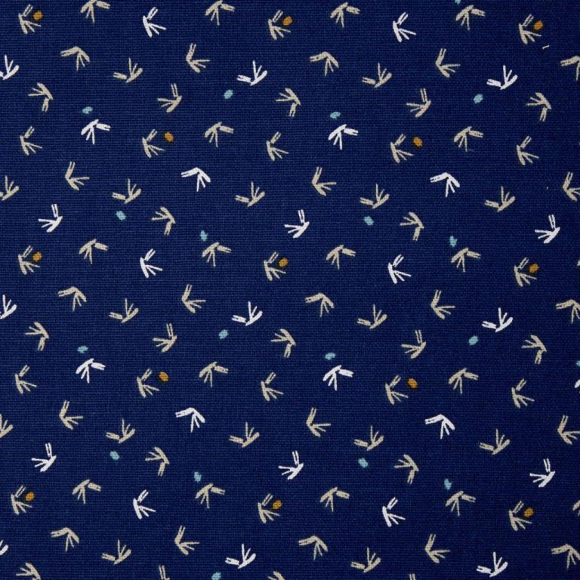 Loneta algodón 100% estampada con detalles blancos y fondo azul — imagen 1